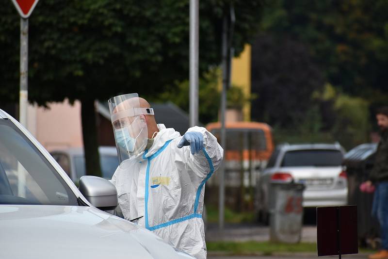 Na Trutnovsku je stanoviště drive-in pro senátní a krajské volby před hasičskou zbrojnicí v Trutnově - Horním Starém Městě. První volič přijel volit v 7.48 hodin.