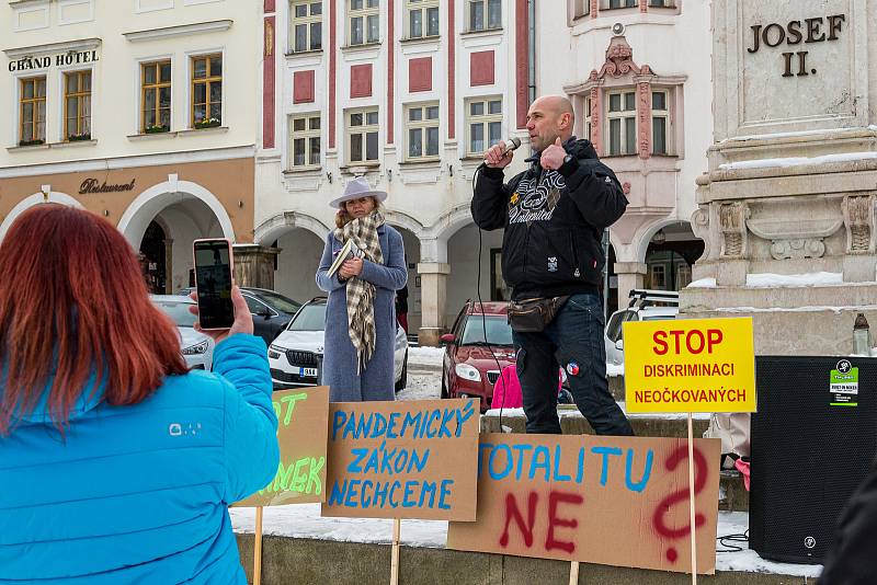 Demonstrace odpůrců protipandemických opatření v Trutnově na Krakonošově náměstí v neděli 23. ledna.