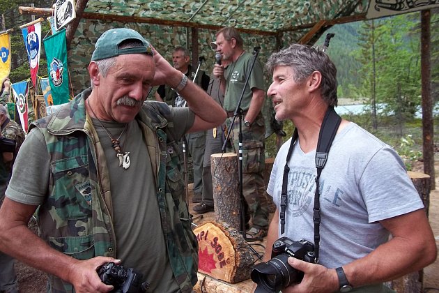 Jiří Jůzl (vlevo) na světovém potlachu s trutnovským emigrantem Tarzanem.