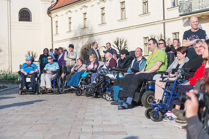 Nikola Zdráhalová a Martina Sáblíková přivezly do Žirče nové okno pro Domov svatého Josefa.