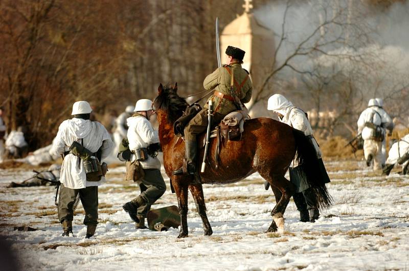 Na bojišti u obce Královec se představilo 250 vojáků z celé České republiky i ze Slovenska. 