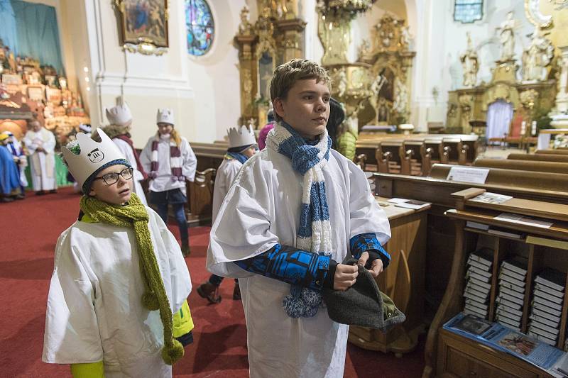 Z trutnovského kostela se vydali na sbírku tříkráloví koledníci.