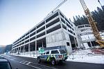 Kvůli přetížené dopravě staví Pec pod Sněžkou na příjezdu do horského střediska velký parkovací dům. Umožní parkování 457 vozidlům. Hotový má být ve druhé polovině letošního roku.