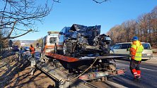 Při dopravní nehodě v Mladých Bukách se srazilo osobní auto s autobusem.
