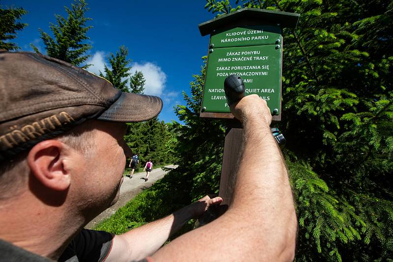 Pracovníci Správy KRNAP vyznačili ve středu nad Špindlerovým Mlýnem pod Martinovou boudou klidová území smaltovými cedulemi a natíráním stromů červenou barvou. Dva vodorovné pruhy znamenají, že je vše v pořádku a návštěvník vstupem nepřekračuje zákon.