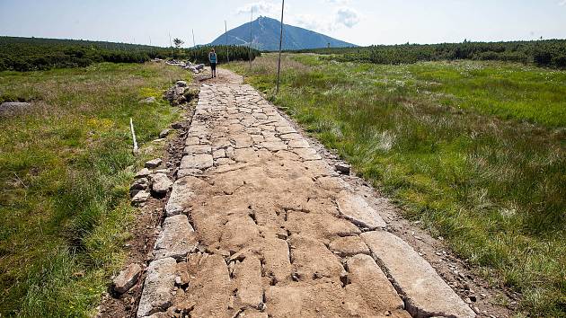 Do opravy 27 úseků lesních cest a turistických chodníků v celkové délce 30,5 km se letos pustí Správa Krkonošského národního parku.