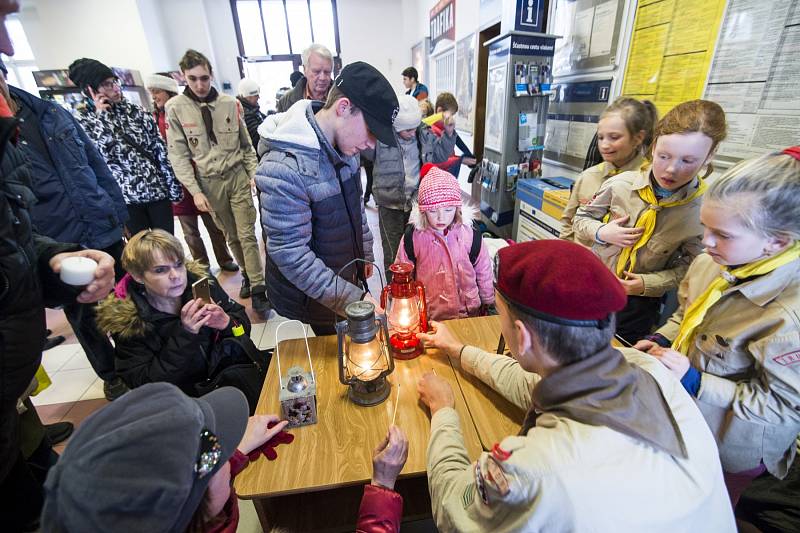 Skauti přivezli do Trutnova Betlémské světlo, symbol míru a přátelství.