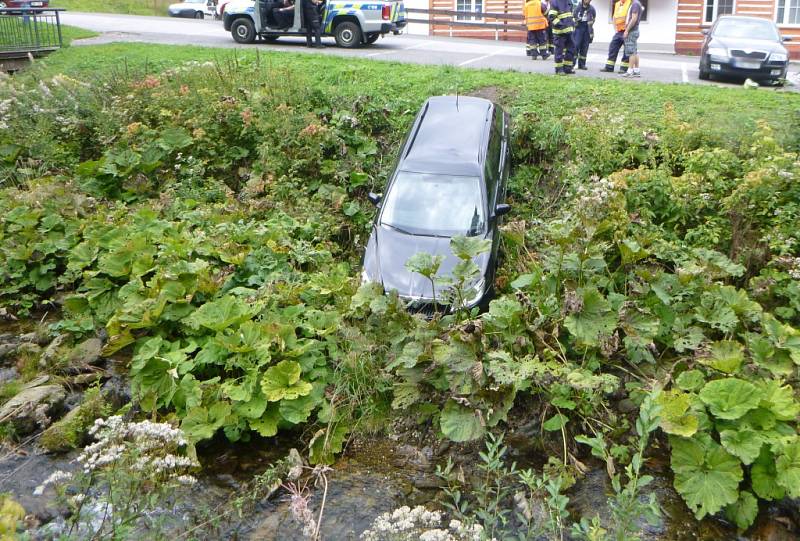 Auto sjelo do řeky, vytáhli ho hasiči.