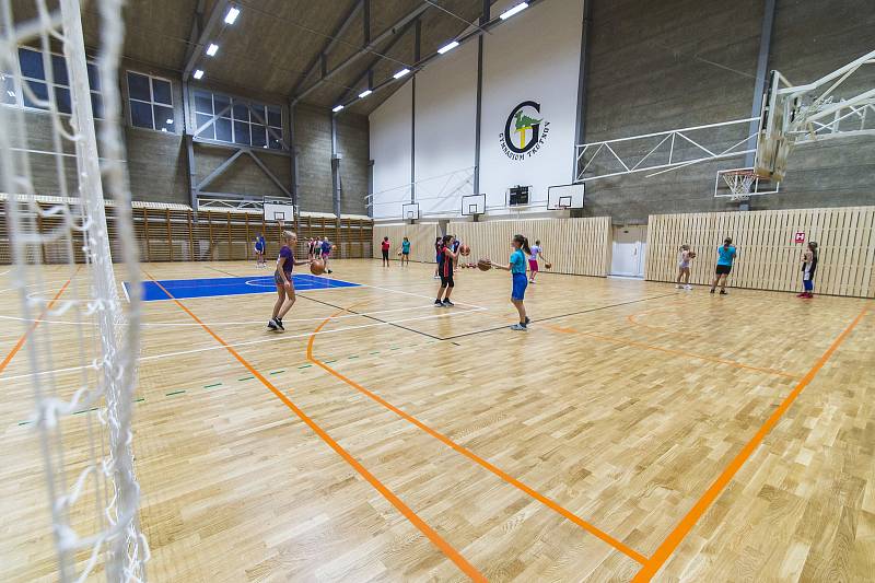 Sportovní hala trutnovského gymnázia je po sedmi měsících oprav od tohoto týdne v provozu.