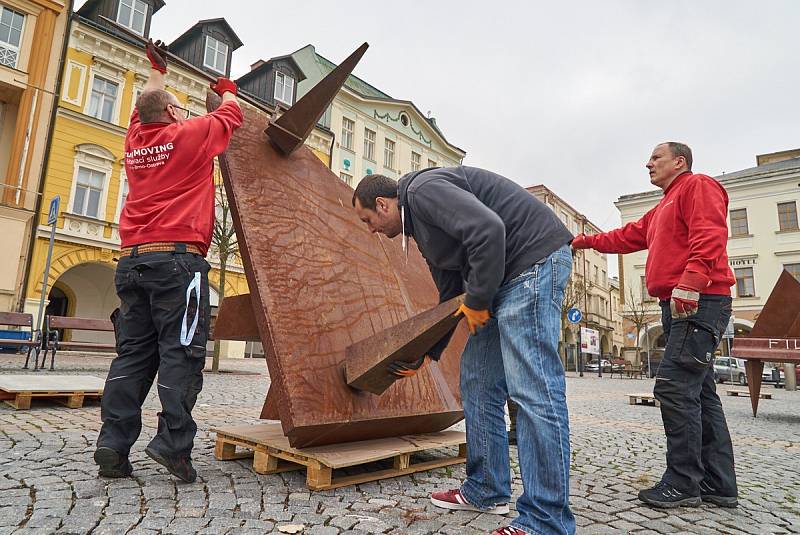 Ocelové klavíry na Krakonošově náměstí v Trutnově.