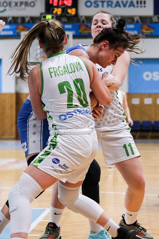 Utkání 10. kola Ženské basketbalové ligy: SBŠ Ostrava - BK Loko Trutnov, 5. prosince 2018 v Ostravě. Na snímku (zleva) Frgalová Kateřina, Potočková Michaela, Pavlicová Anna.