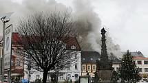 Na náměstí TGM ve Dvoře Králové nad Labem hoří dům, na místě zasahuje devět jednotek hasičů.