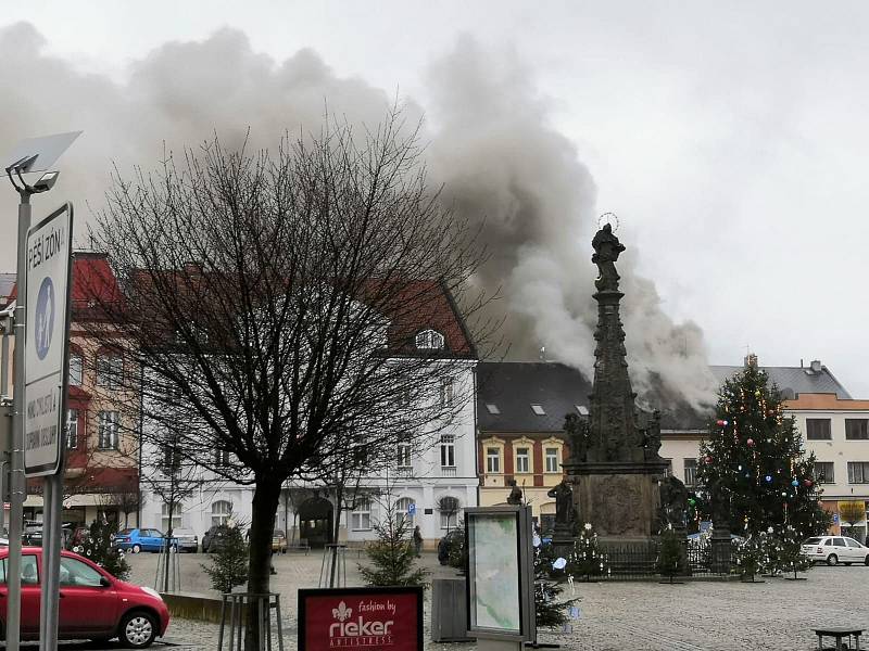 Na náměstí TGM ve Dvoře Králové nad Labem hoří dům, na místě zasahuje devět jednotek hasičů.