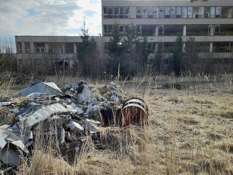 Bývalá budova Východočeských uhelných dolů v Radvanicích je v dezolátním stavu.