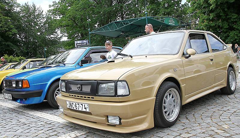 Ve Vrchlabí měli sraz majitelé vozidel Škoda Garde a Rapid.