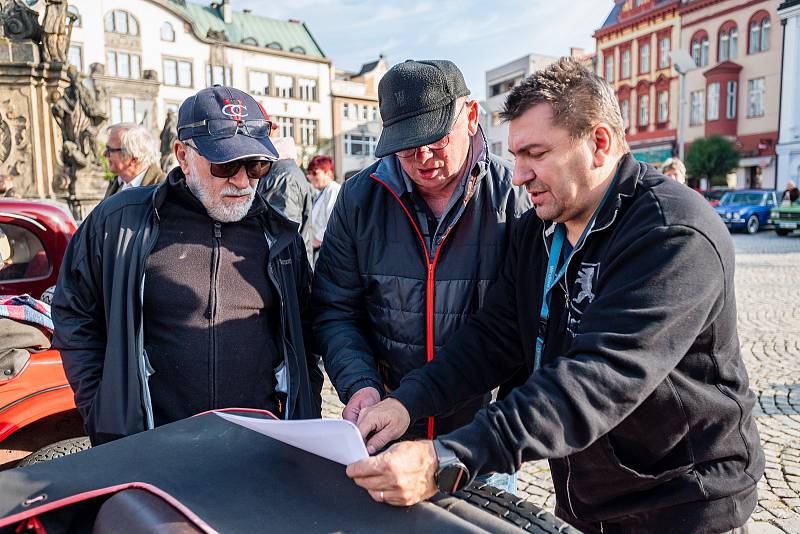 Veteran Car Club Dvůr Králové nad Labem pořádal přehlídku a jízdu historických vozidel Než vypustíme vodu z chladiče.