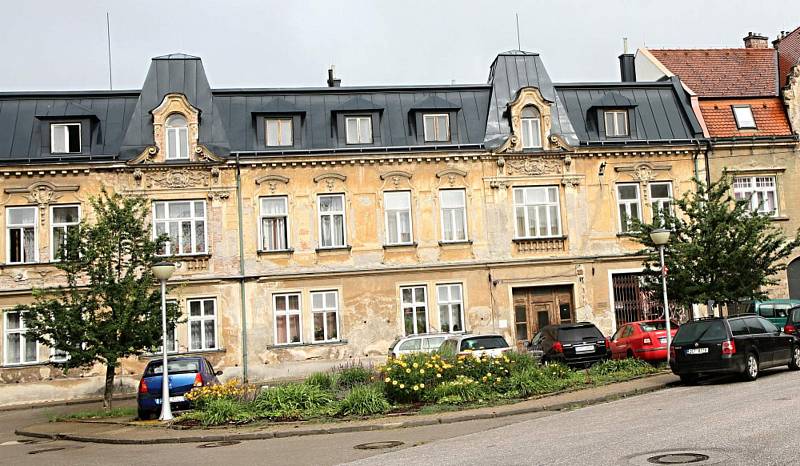 Vrchlabská radnice opravuje památkově chráněný dům na Kozím plácku, který je spjatý se začátky automobilového průmyslu ve Vrchlabí.