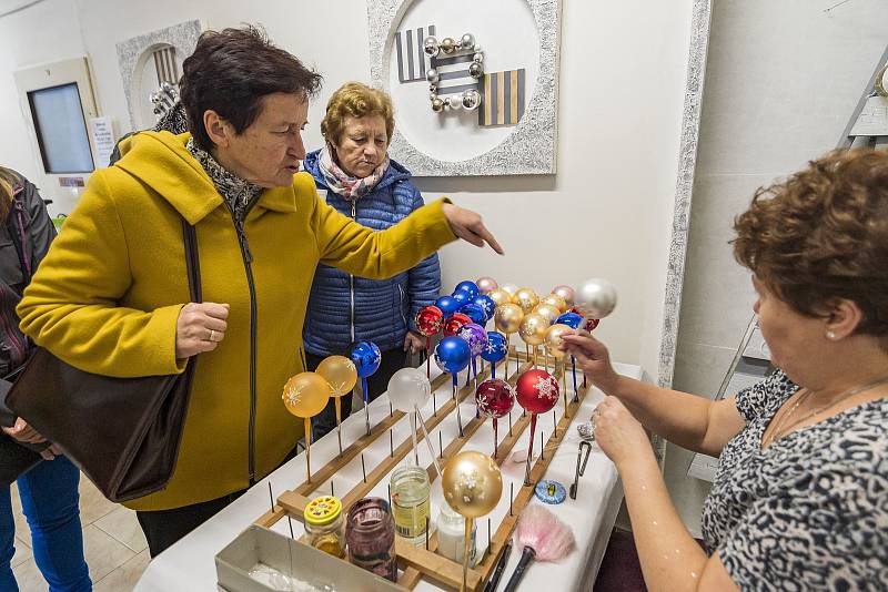 Zahájení adventu ve výrobním družstvu Vánoční ozdoby Dvůr Králové nad Labem.