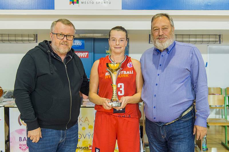 Z duelu Trutnov - Nymburk při basketbalovém turnaji O pohár města Trutnova.