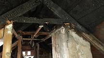 Při požáru horského penzionu Lesní zátiší v Malé Úpě vyhořely pokoje v podkroví.