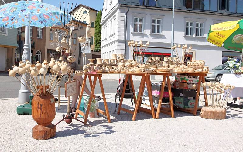 Flerjarmark ve Vrchlabí nabízel rukodělné i umělecké výrobky.