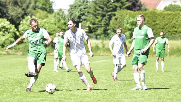 Šlágr okresního přeboru nabídl velmi slušný fotbal na skvěle připraveném trávníku. Z vítězství se radovali fotbalisté Hajnice.