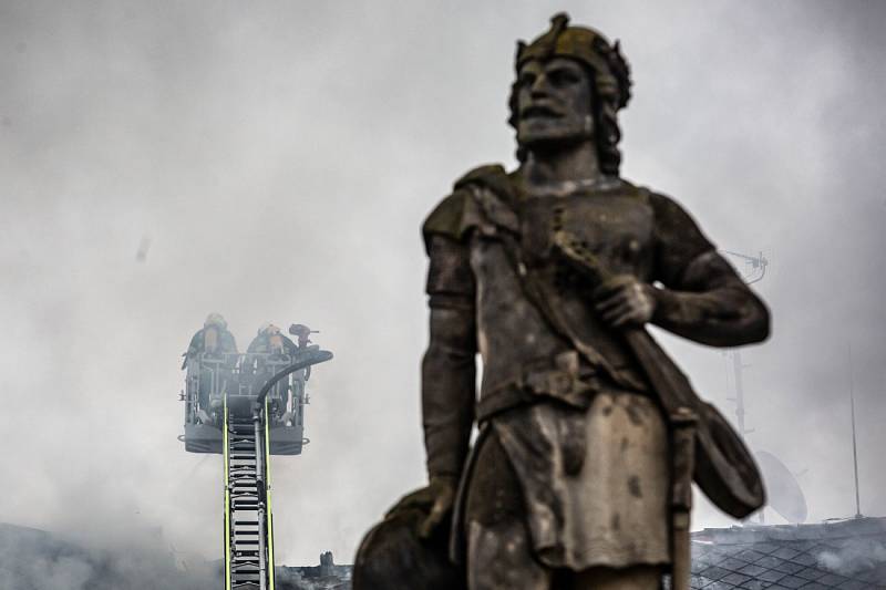 Požár zničil střechu domu na náměstí ve Dvoře Králové nad Labem.