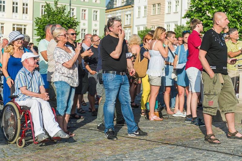 Z trutnovské demonstrace proti Babišovi.