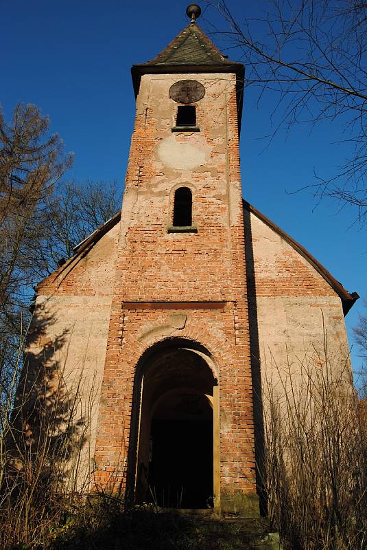 Kaple sv. Josefa ve Slavětíně prožila radikální změnu. Její vlastníci, manželé Kasperovi, proměnili chátrající ruinu v působivé místo.