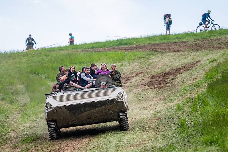 Sraz vojenské techniky u dělostřelecké tvrze Stachelberg přilákal stovky diváků.