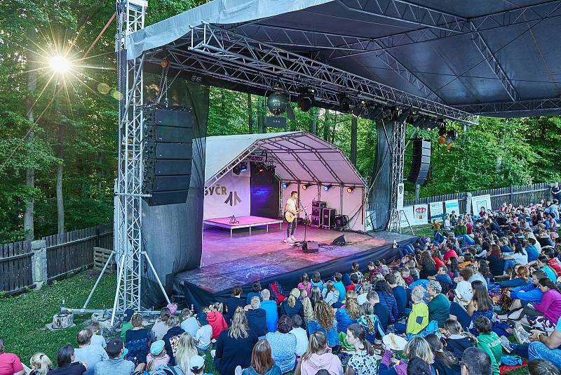 Koncert písničkáře Pokáče zahájil Kulturní léto na Štěrbově vile na Přehradě Les Království.