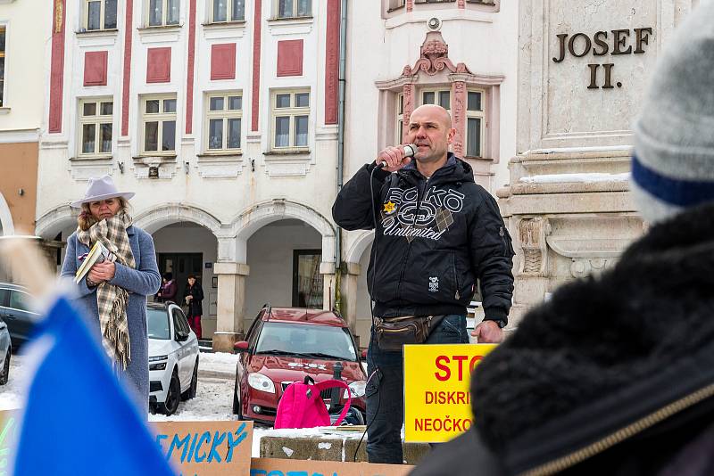 Demonstrace odpůrců protipandemických opatření v Trutnově na Krakonošově náměstí v neděli 23. ledna.