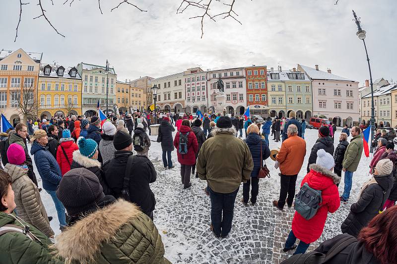 Demonstrace odpůrců protipandemických opatření v Trutnově na Krakonošově náměstí v neděli 23. ledna.