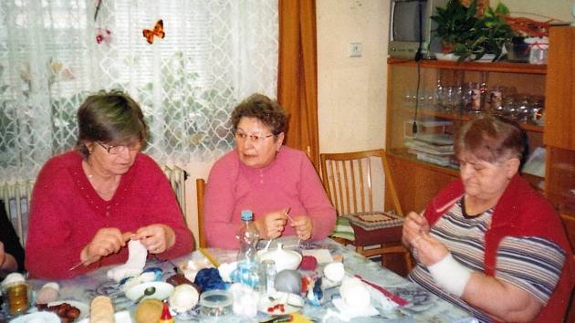 Rokytnické důchodkyně pletou obvazy pro malomocné - Krkonošský deník