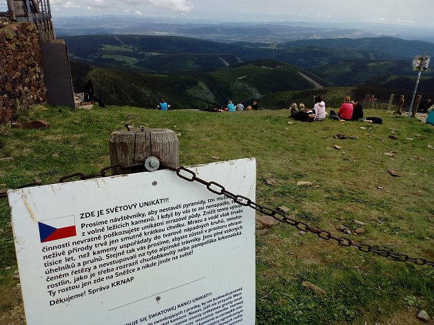 Majiteli České Poštovny na Sněžce Milanu Blahovi vadí neukázněnost turistů, kteří chodí a sedávají mimo vymezené trasy a dupou po vzácných kvetoucích rostlinách.