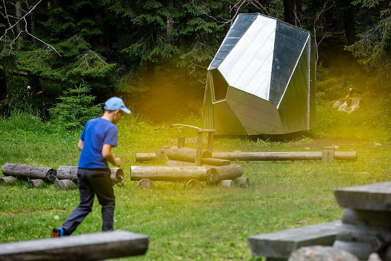 Nová turistická útulna figuruje také v údolí Bílého Labe. Stejně jako pět dalších ji navrhli a vyrobili studenti architektury ČVUT v Praze.