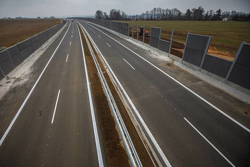 Dálniční úsek D11 z Hradce Králové do Jaroměře bude otevřený již zanedlouho, v polovině prosince se po něm poprvé projedou řidiči.