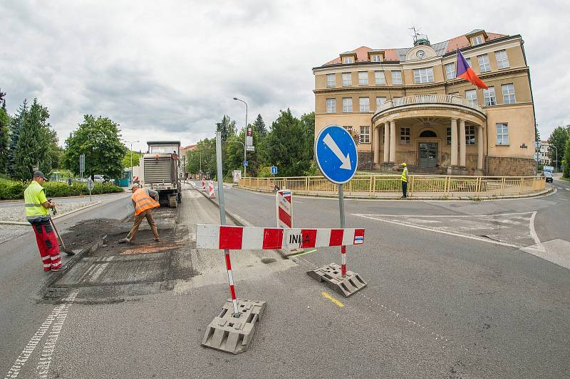 Oprava silnice u kruhového objezdu u kina v Trutnově.