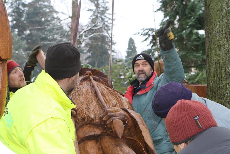 Krkonošský pohádkový betlém bude i letos součástí adventního období ve Vrchlabí. Řezbář Pavel Tryzna umístil do zámeckého parku pomocí jeřábu čtyřicet dřevěných postav a zvířat.