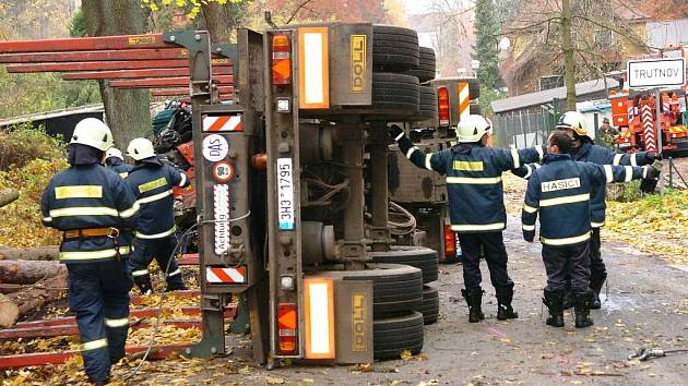 Nehoda kamionu se dřevem v Trutnově