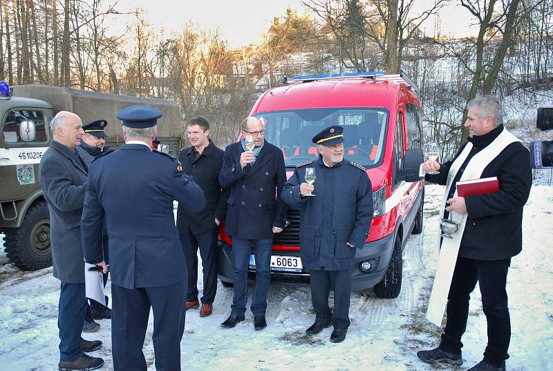 Slavnostní předání nového dopravního automobilu Sboru dobrovolných hasičů Libňatov.