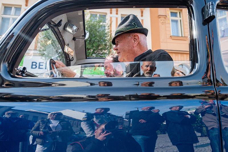 Veteran Car Club Dvůr Králové nad Labem pořádal přehlídku a jízdu historických vozidel Než vypustíme vodu z chladiče.