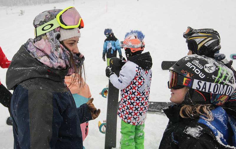 Olympijská vítězka ve snowboard crossu Eva Samková učila děti základům správné techniky jízdy na snowboardu v kempu ve Ski areálu U Slona na Dolní Moravě.