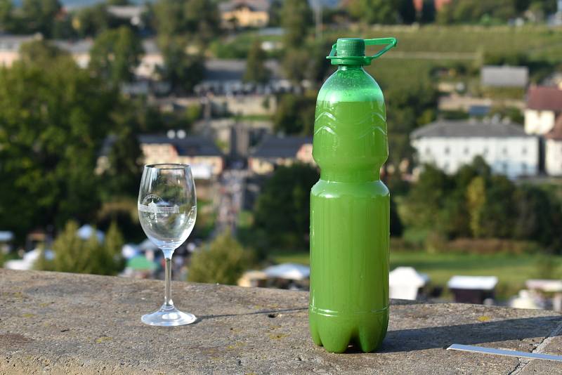 Letošní ročník Vinobraní na Kuksu byl jiný než ty předchozí. Víno neteklo po kaskádovém schodišti, stánky byly rozdělené do čtyř sektorů.