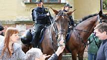 Na trutnovské faře vozíčkárům předvedli zásahy policisté na koních