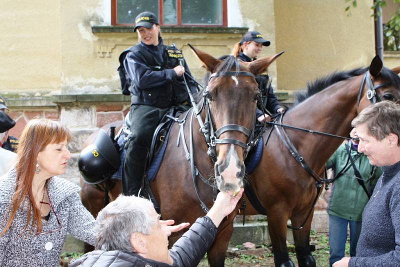 Na trutnovské faře vozíčkárům předvedli zásahy policisté na koních