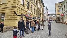 Trutnovský drak byl v sobotu vyzdvižen na věž Staré radnice na Krakonošově náměstí.