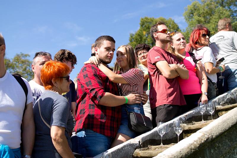 Při Vinobraní v Kuksu teklo po kaskádovém schodišti v barokním areálu v Kuksu víno.