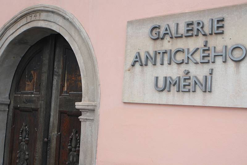 Galerie antického umění v Hostinném s osmi desítkami soch, které patří Univerzitě Karlově v Praze, bude od pondělí dva roky zavřená.