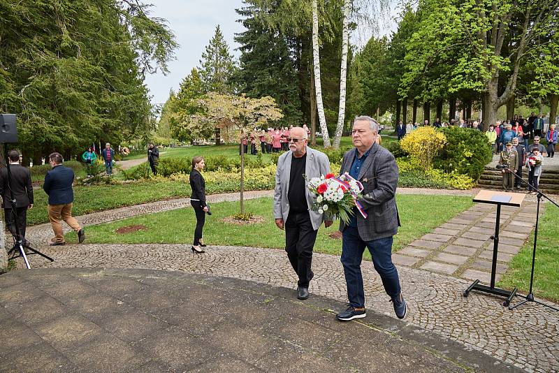 Pietní akt na trutnovském hřbitově